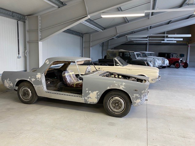 Voiture ancienne en cours de restauration